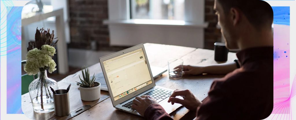 homem pesquisando no computador sobre a importância da transformação digital