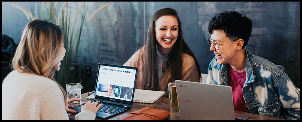 grupo de pessoas conversando sobre o futuro do marketing