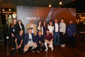 Time da Aunica em evento de marketing